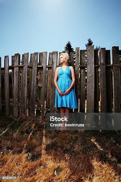 Posando Junto A La Valla Foto de stock y más banco de imágenes de A la moda - A la moda, Adulto, Adulto joven