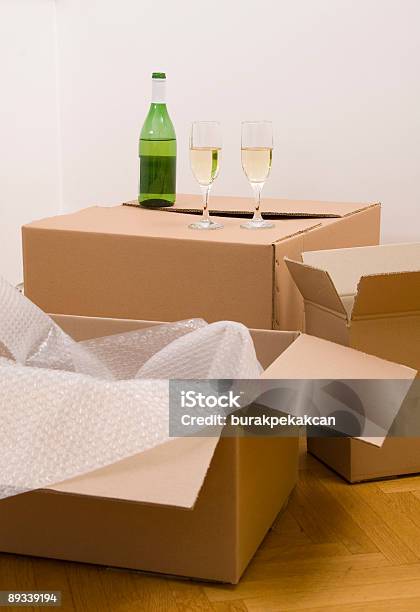 Dois Copos De Vinho E Um Frasco De Mover Caixa - Fotografias de stock e mais imagens de Abrir - Abrir, Acontecimentos da Vida, Bebida Alcoólica