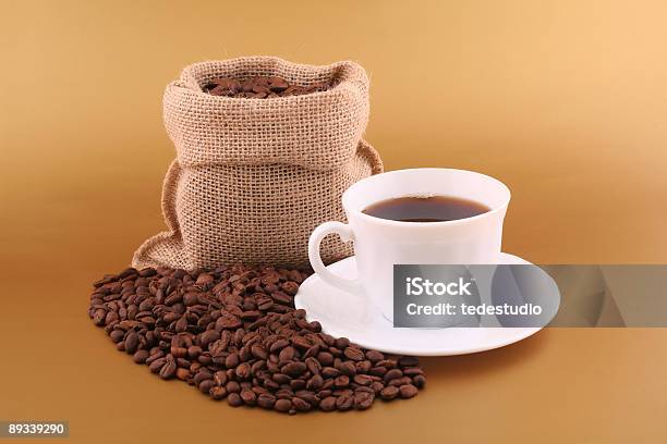 Kaffeetassund Bohnen Stockfoto und mehr Bilder von Braun - Braun, Bronzefarbig, Café