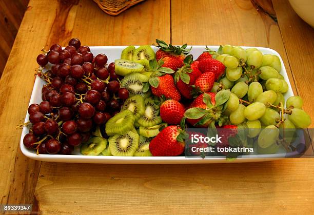Foto de Frutas Em Um Prato e mais fotos de stock de Abacaxi - Abacaxi, Alimentação Saudável, Amarelo