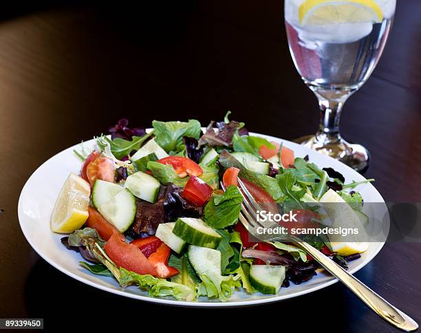 Gesunde Salat Auf Tisch Stockfoto und mehr Bilder von Antioxidationsmittel - Antioxidationsmittel, Blattgemüse, Blattsalat