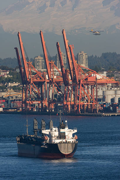 navio chegar/deixando aeiral "porta" - vancouver harbor imagens e fotografias de stock