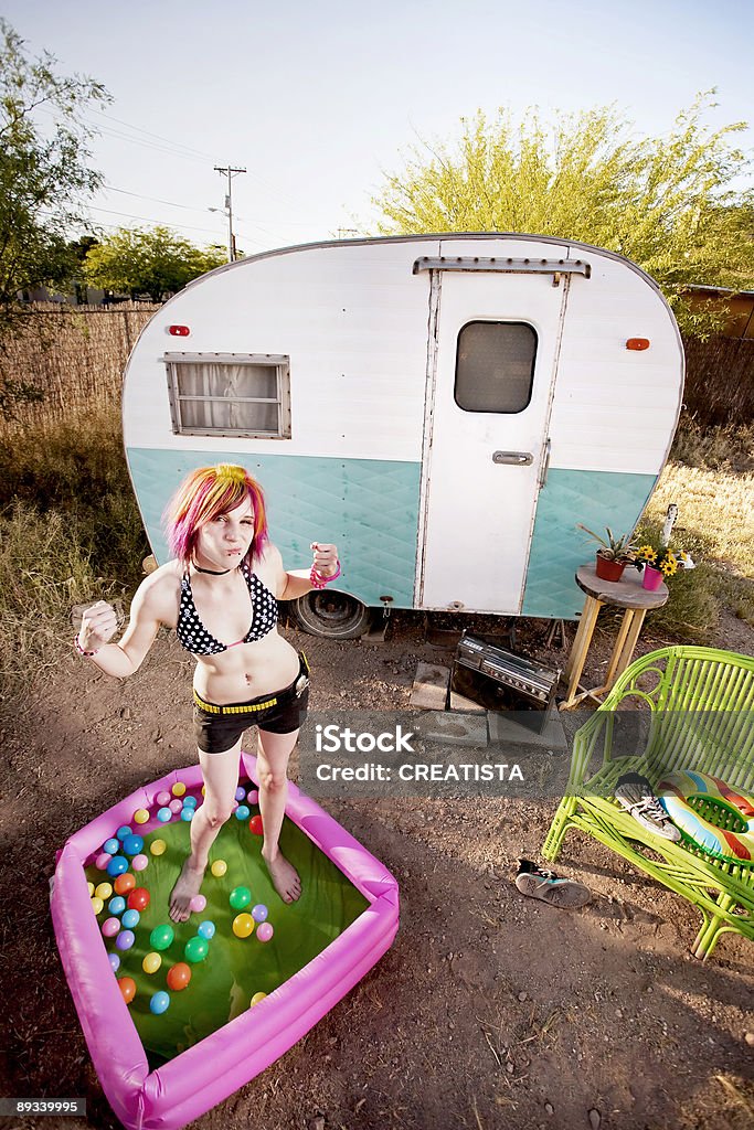Donna vivace in un gioco piscina - Foto stock royalty-free di Forza