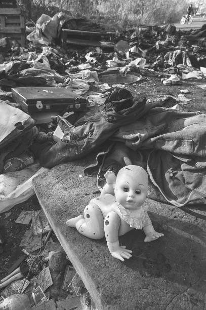 abandonou a velha boneca quebrada em fundo cinza - doll evil child baby - fotografias e filmes do acervo