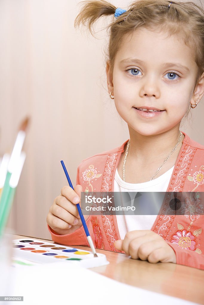 Bella ragazza caucasica pittura ad acquerello e sguardo nella telecamera - Foto stock royalty-free di Abbigliamento casual