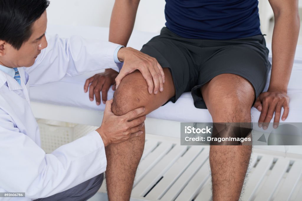 Vérifier l’articulation du genou - Photo de Docteur libre de droits