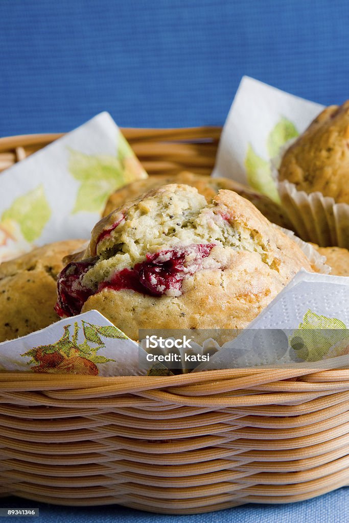 Frische und köstliche hausgemachte muffins im gewebte Korb - Lizenzfrei Kirsche Stock-Foto