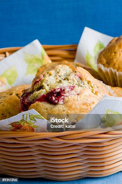 Frische Und Köstliche Hausgemachte Muffins Im Gewebte Korb Stockfoto und mehr Bilder von Kirsche