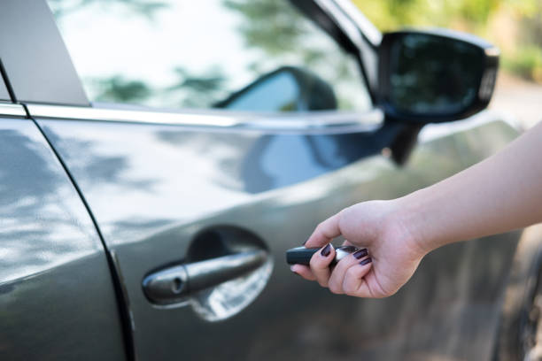 istock Hand lock and unlock car door by pressing remote 893414632