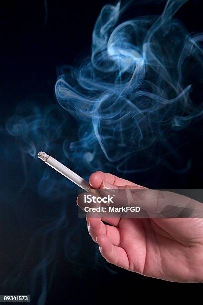 Photo libre de droit de Cigarette Fumée banque d'images et plus d'images libres de droit de Abus de substances - Abus de substances, Adulte, Allumer