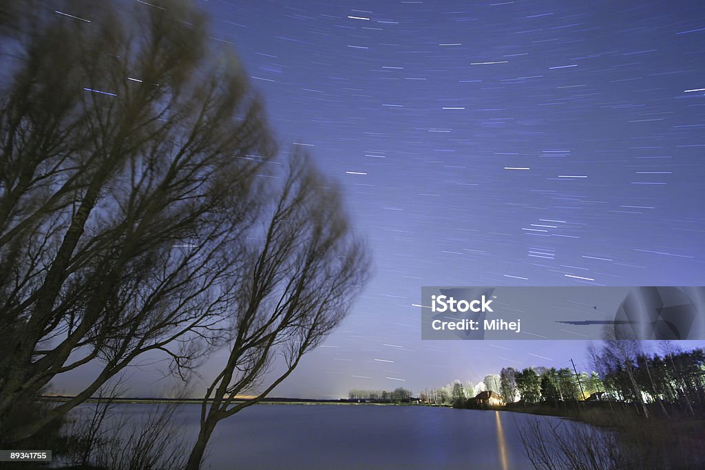 Star trails over un lago - Foto de stock de Adivino libre de derechos