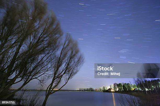 Foto de Rastros De Estrelas Sobre Um Lago e mais fotos de stock de Astronomia - Astronomia, Astrônomo, Azul
