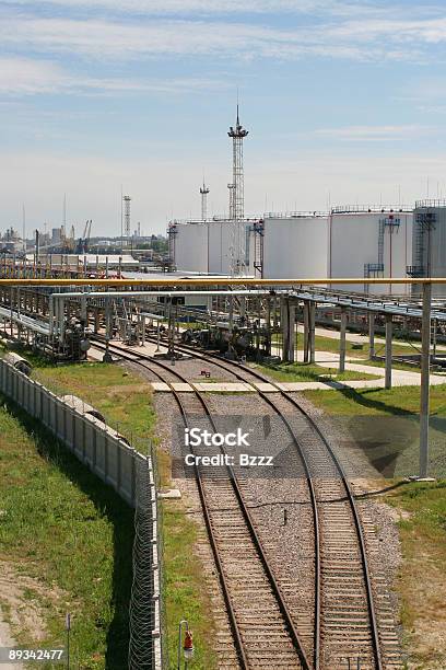 Kolej Do Zbiorników Na Olej Harbor - zdjęcia stockowe i więcej obrazów Bez ludzi - Bez ludzi, Bezchmurne niebo, Destylarnia