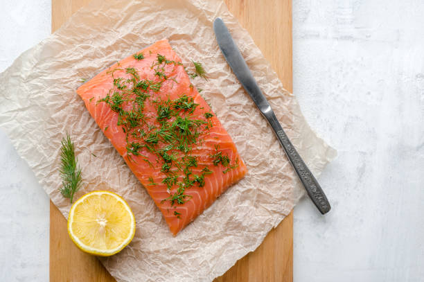 gravlax. darne de saumon salé avec dil.  vue de dessus. - salmon fillet gravlax dill photos et images de collection