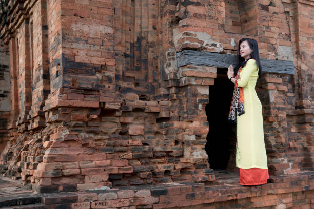 고 대 포 클롱 garai 사원 옆에 여자 참파 서 - phan rang 뉴스 사진 이미지