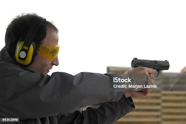 Práctica De Pistola Foto de stock y más banco de imágenes de Adulto - Adulto, Agresión, Alerta