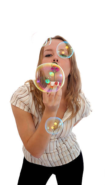 fille jouant avec des bulles de savon - soap sud water froth bubble photos et images de collection