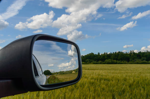 reflexo de paisagem natural no espelho de carros - car winter road reflector snow - fotografias e filmes do acervo