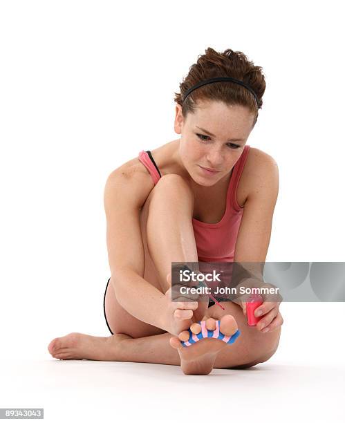 Donna Mettendo Su Smalto Per Unghie - Fotografie stock e altre immagini di Adolescente - Adolescente, Adulto, Allegro