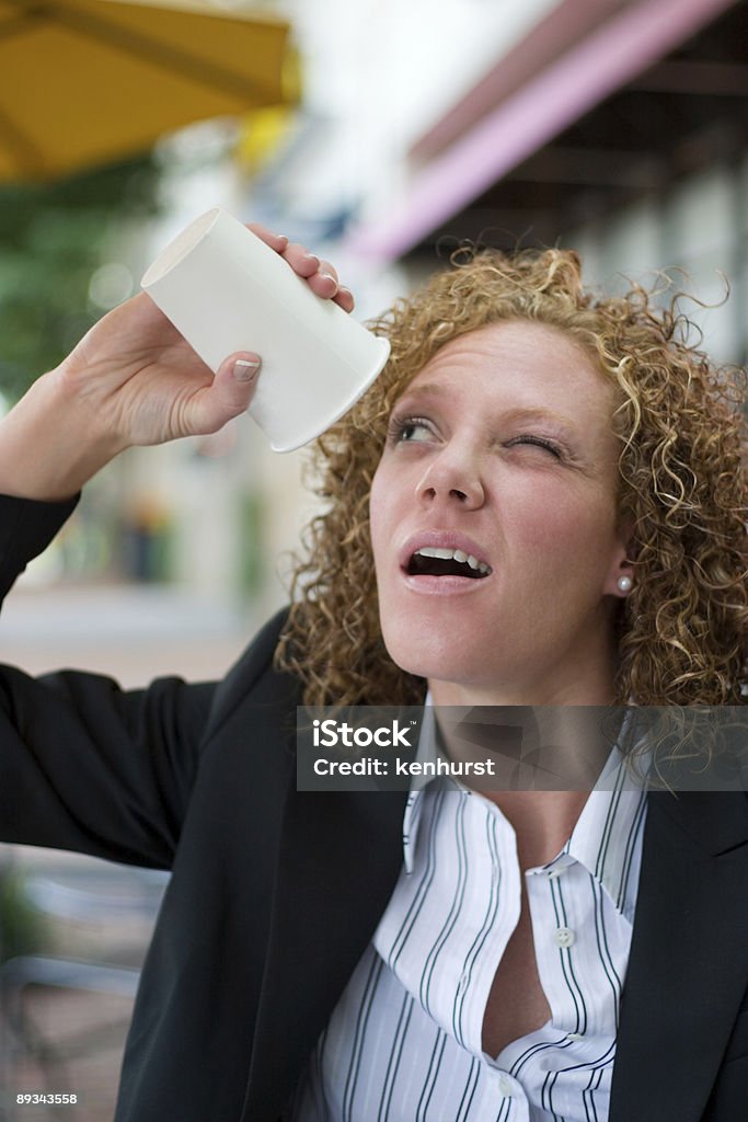 Ein verzweifelter Business-Frau trinkt Kaffee - Lizenzfrei Anzug Stock-Foto