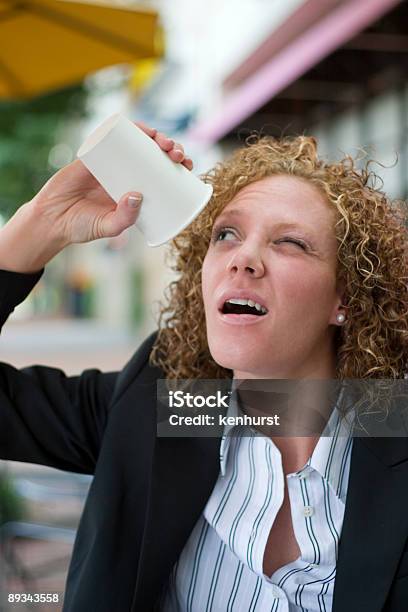 Ein Verzweifelter Businessfrau Trinkt Kaffee Stockfoto und mehr Bilder von Anzug - Anzug, Berufliche Beschäftigung, Bestürzt