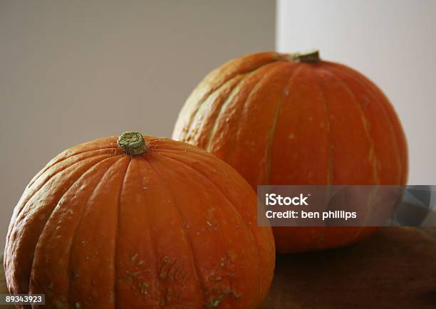 Pumpkins En Bajo Foto de stock y más banco de imágenes de Aire libre - Aire libre, Alimento, Calabaza gigante