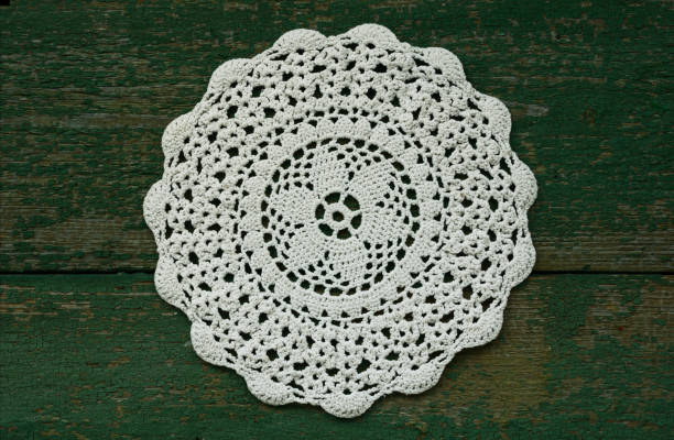 płatek śniegu jak vintage szydełkowana koronkowa serwetka z drewnianym zielonym tłem - doily lace knitting textile zdjęcia i obrazy z banku zdjęć