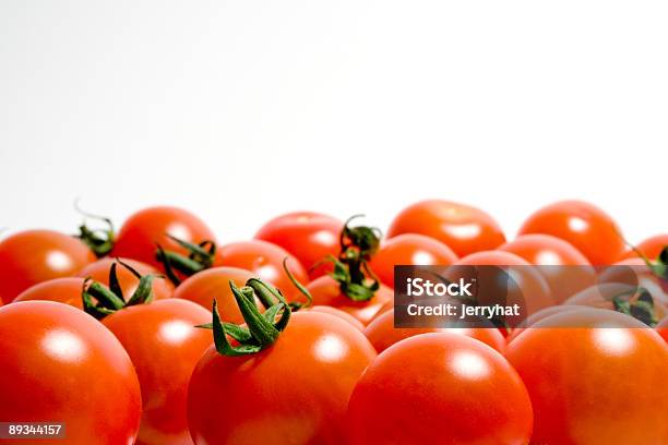 Foto de Mar De Tomate Cereja e mais fotos de stock de Branco - Branco, Comida, Comida e bebida