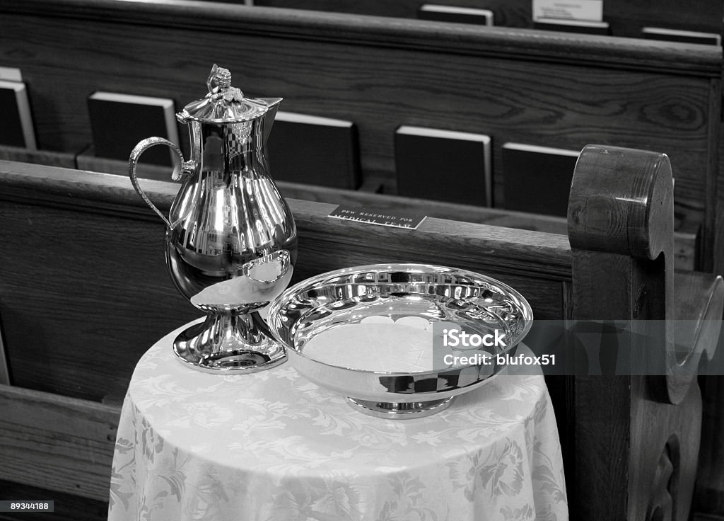 Comunión vino jarra & pan obleas en la tabla - Foto de stock de Abstracto libre de derechos