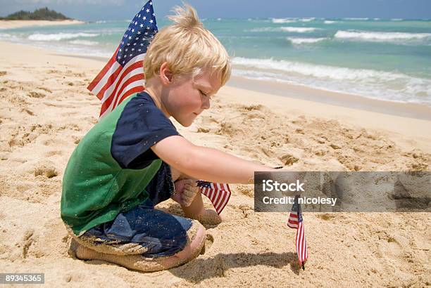 Мальчик С Американские Флаги На Пляж — стоковые фотографии и другие картинки 4-5 лет - 4-5 лет, Американская культура, Белый