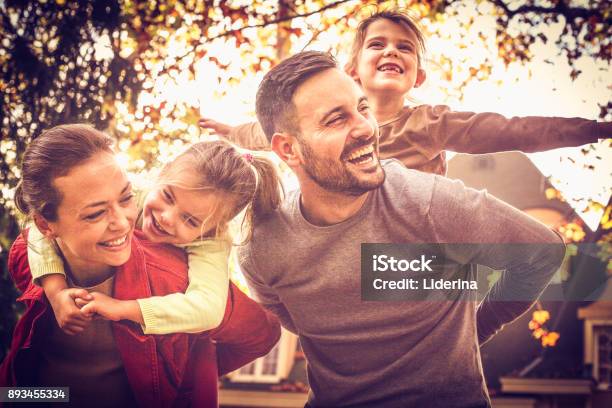 Eltern Die Kleinen Mädchen Auf Huckepack Tragen Zeit Mit Der Familie Stockfoto und mehr Bilder von Familie