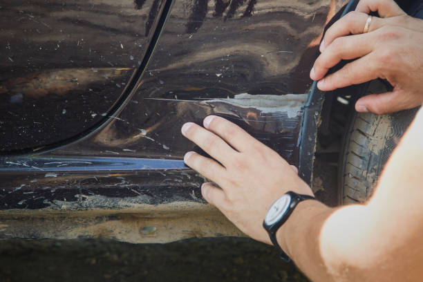 homem inspeciona danos t de carro - car repairing body accident - fotografias e filmes do acervo