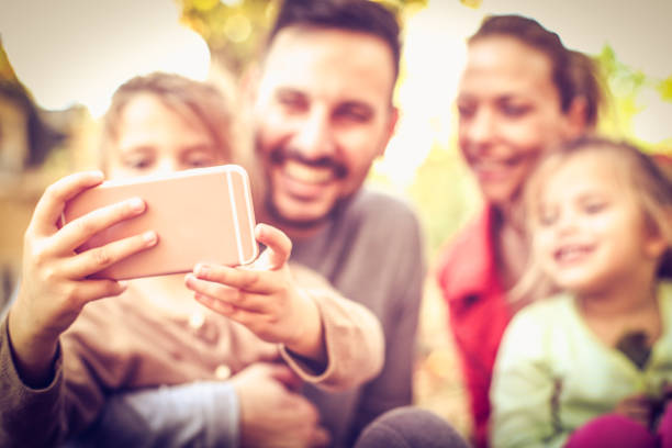 permite tener una imagen de todos nosotros. familia feliz. - two parent family technology mobility men fotografías e imágenes de stock