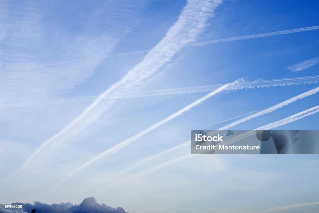 Cloudscapes com riscas de condensação - Royalty-free Abstrato Foto de stock