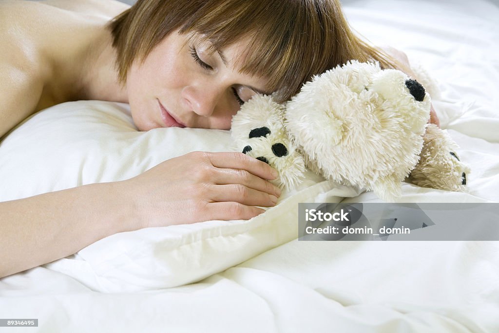 Schlafen Junge Frau mit ihr teddy Bär - Lizenzfrei Attraktive Frau Stock-Foto