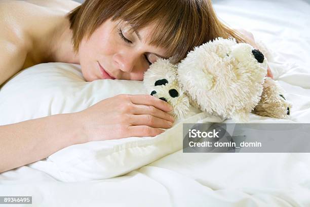 Schlafen Junge Frau Mit Ihr Teddy Bär Stockfoto und mehr Bilder von Attraktive Frau - Attraktive Frau, Bett, Eine Person