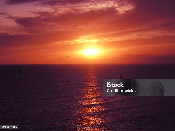 De Waikiki Atardecer Foto de stock y más banco de imágenes de Agua - Agua, Aislado, Amarillo - Color