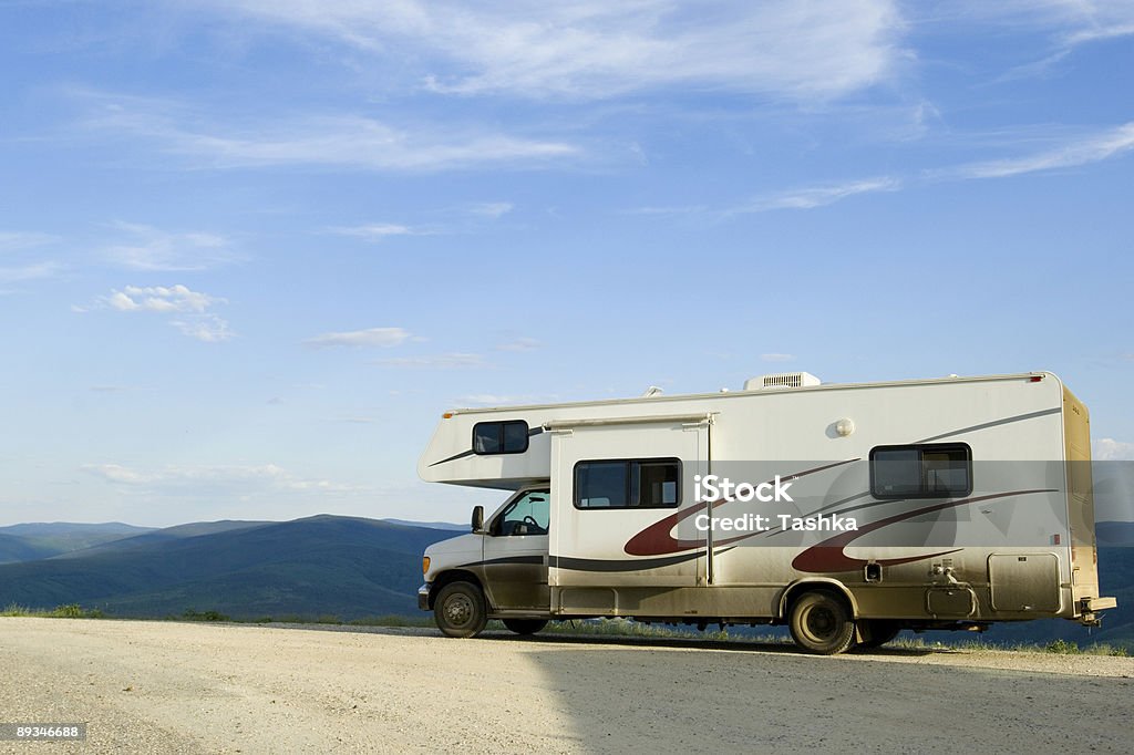 RV na estrada - Royalty-free Acampar Foto de stock