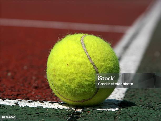 Photo libre de droit de Balle De Tennis banque d'images et plus d'images libres de droit de Balle de tennis - Balle de tennis, Balle ou ballon, Champ