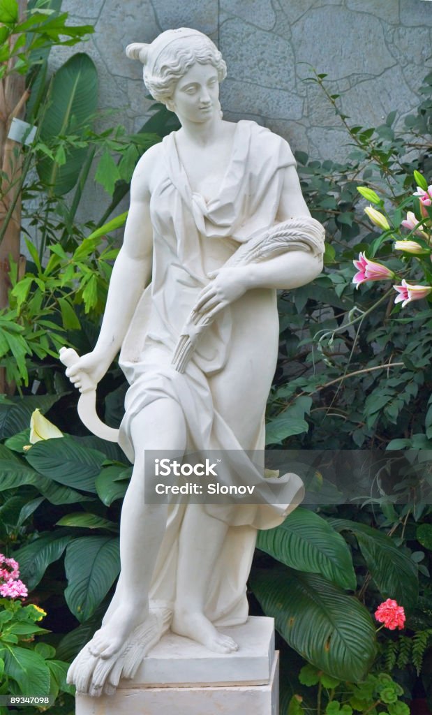 Antique statue dans le jardin - Photo de Statue libre de droits