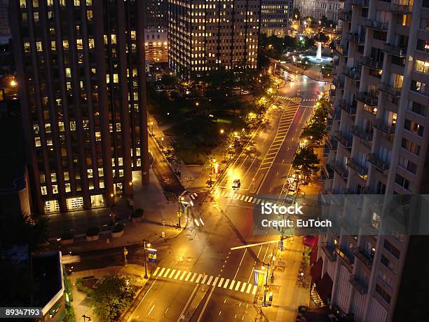 Noite Ruas De Filadélfia - Fotografias de stock e mais imagens de Amarelo - Amarelo, Arranha-céu, Avenida