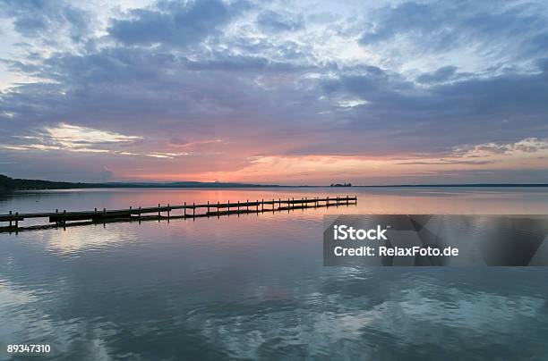 Lakeside Gettata E Maestoso Panorama Di Nuvole Al Tramonto Xxl - Fotografie stock e altre immagini di Acqua