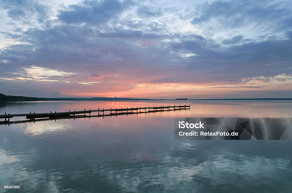 Lakeside jetty e majestosa (XXL) cloudscape ao pôr-do-sol - Foto de stock de Ambiente dramático royalty-free