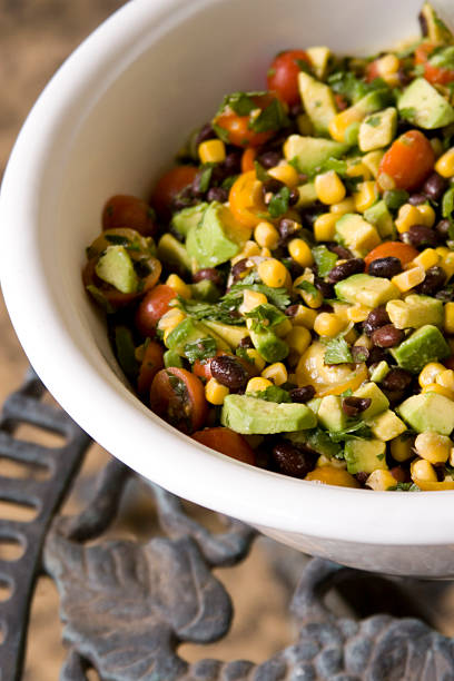 ensalada del sudoeste - black bean salsa fotografías e imágenes de stock