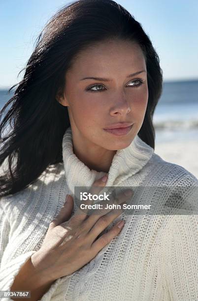 Bella Donna In Spiaggia - Fotografie stock e altre immagini di Adulto in età matura - Adulto in età matura, Modello dimostrativo, Spiaggia