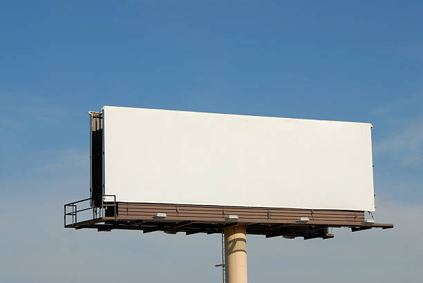 cartelera en blanco sobre azul cielo - billboard fotografías e imágenes de stock