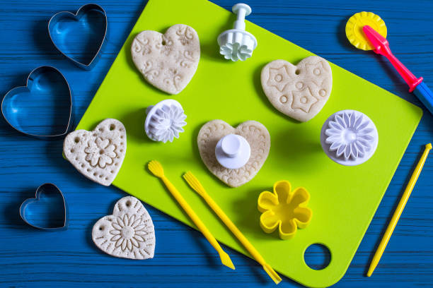 istock Making souvenirs from salted dough for Valentine's Day. Step 4 893481330
