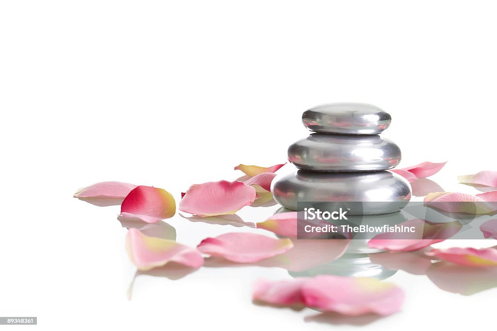 pile de pierres de galets ronde avec pétales de rose - Photo de Beauté libre de droits