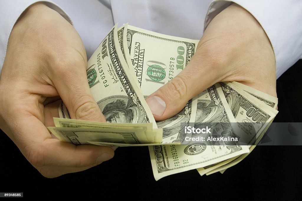 Dinheiro nas mãos - Foto de stock de Moeda Corrente royalty-free