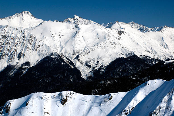 die berge im krasnaya polyana - winter olympic games stock-fotos und bilder